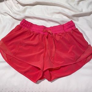 Lululemon shorty Hot shorts with Tie 2.5’